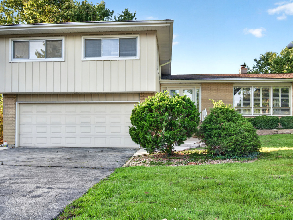 800 Ridgemoor Drive W - Photo 1