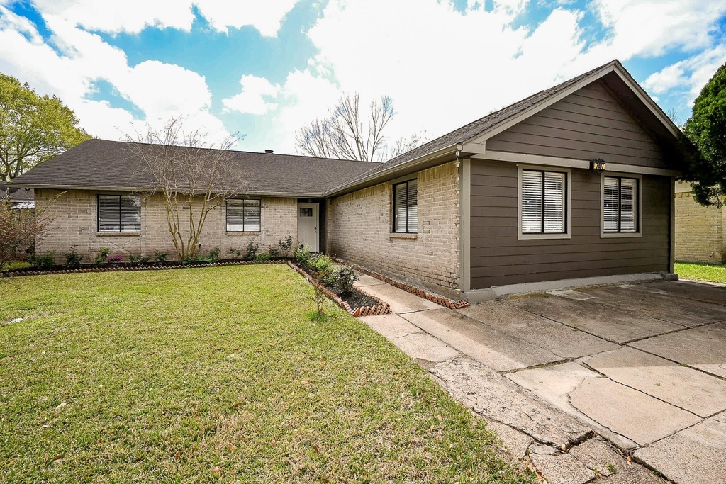 7407 W Fuqua Drive - Photo 1