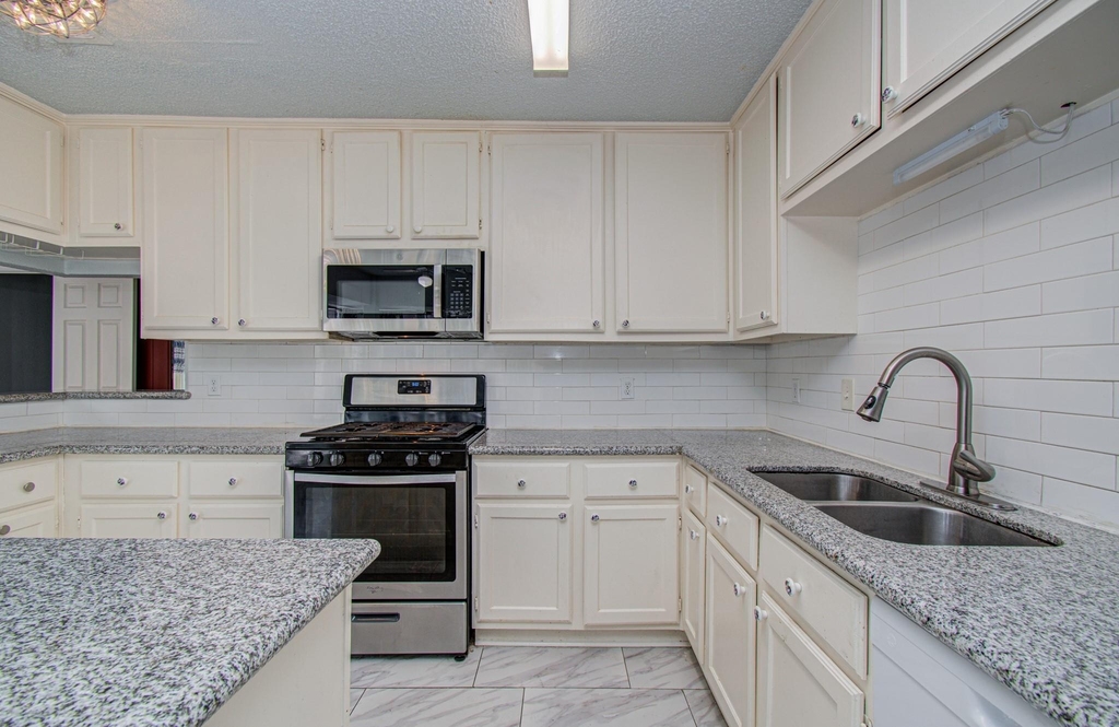 6823 Puerta Vista Lane - Photo 20