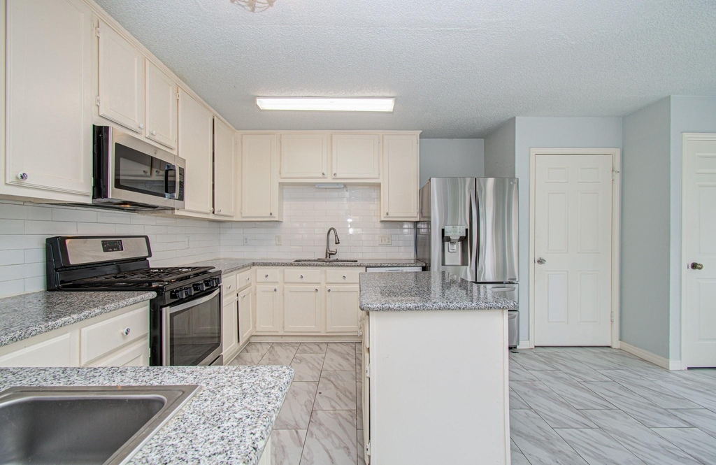 6823 Puerta Vista Lane - Photo 16