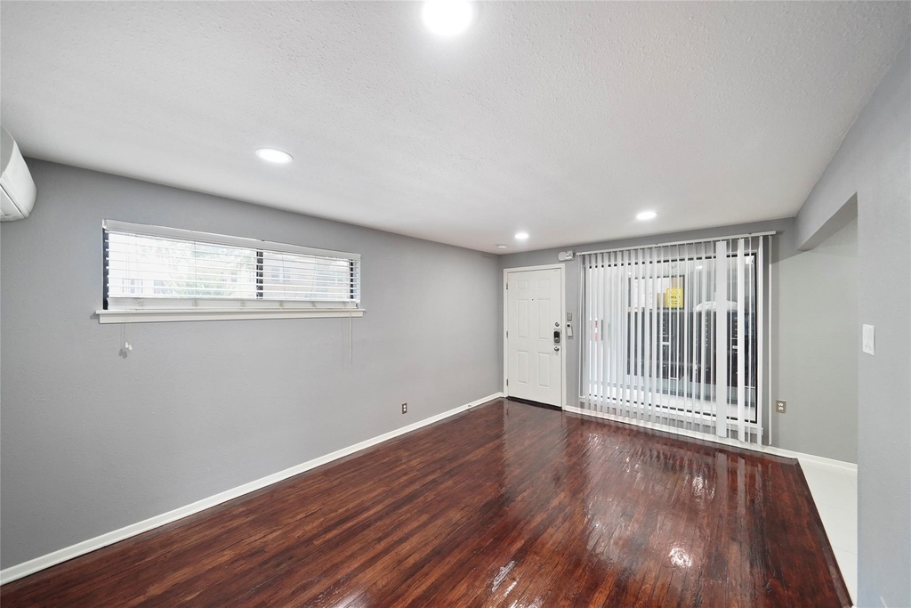 311 Hawthorne Street - Photo 2