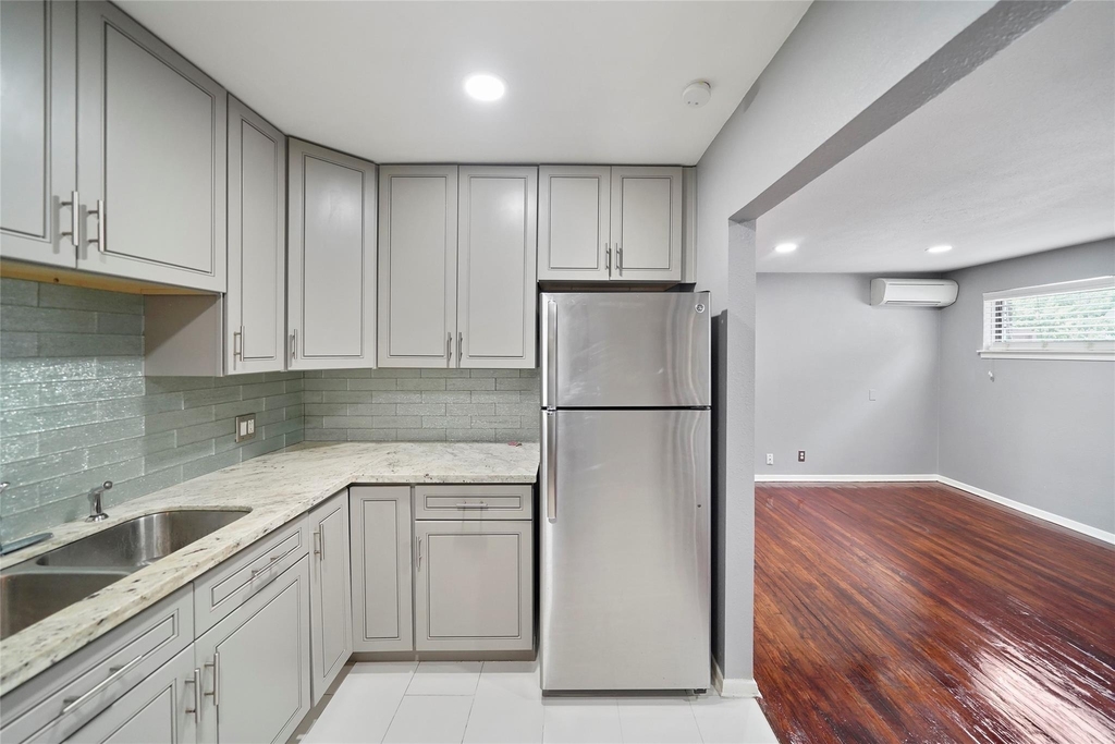 311 Hawthorne Street - Photo 8