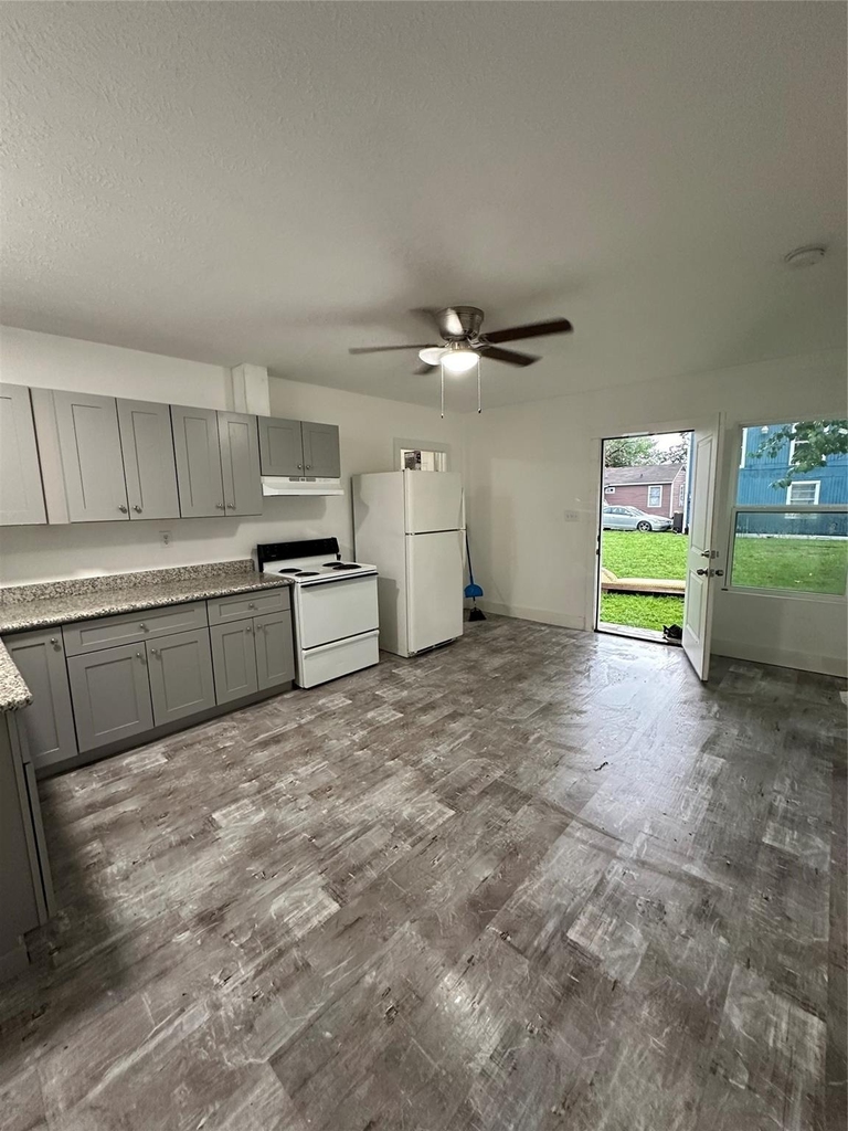1405 Miles Street - Photo 2