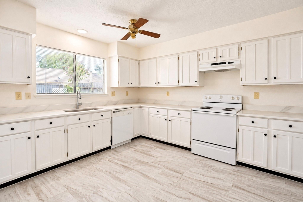 2326 Hazy Creek Drive - Photo 11