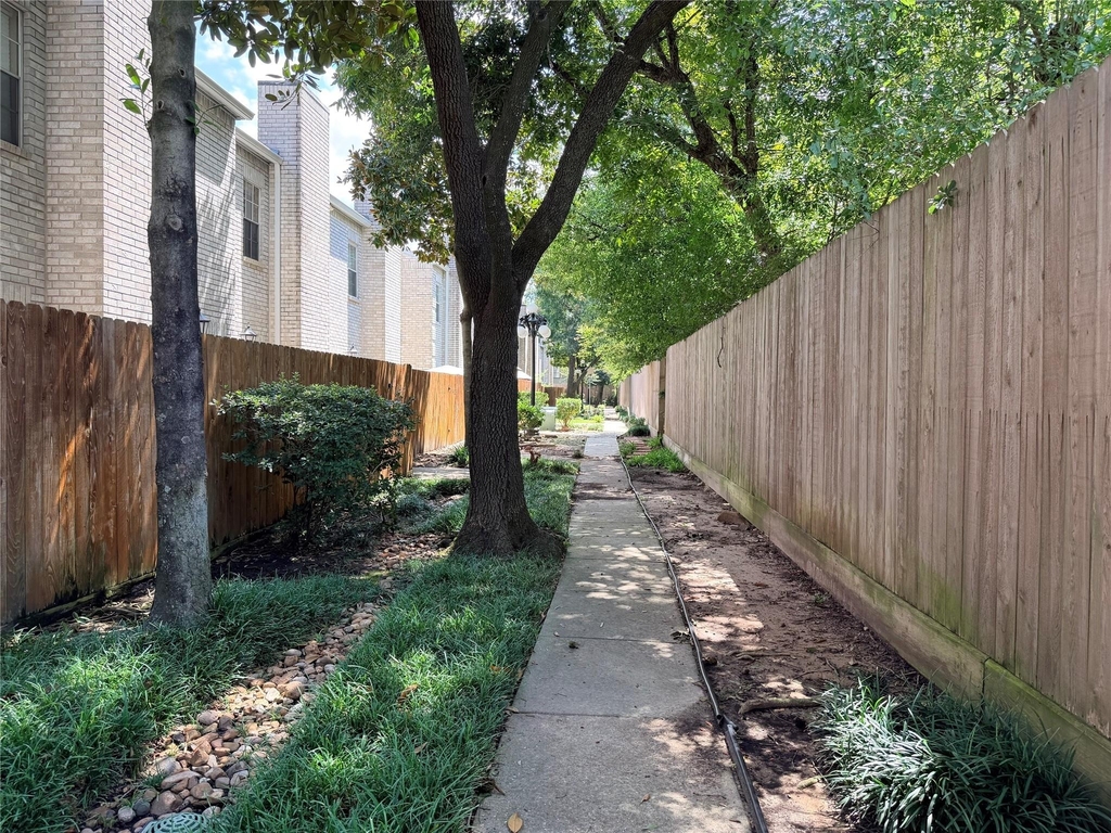 17629 Red Oak Drive - Photo 0