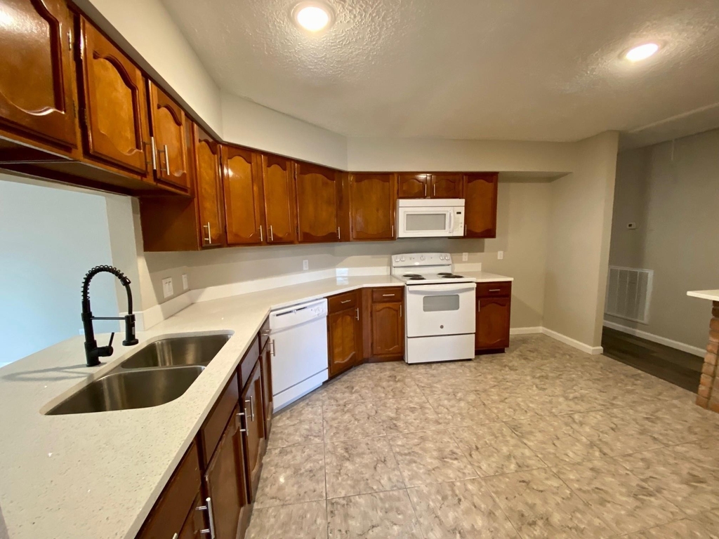 2406 Whitman Way Drive - Photo 10