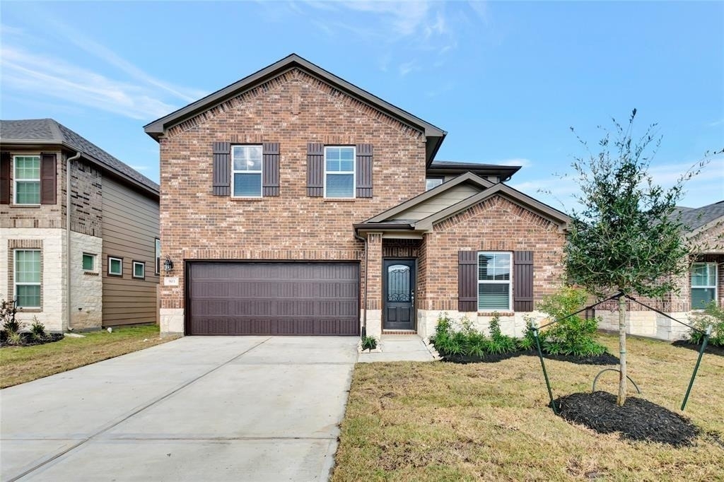 903 Cloverdale Drive - Photo 0