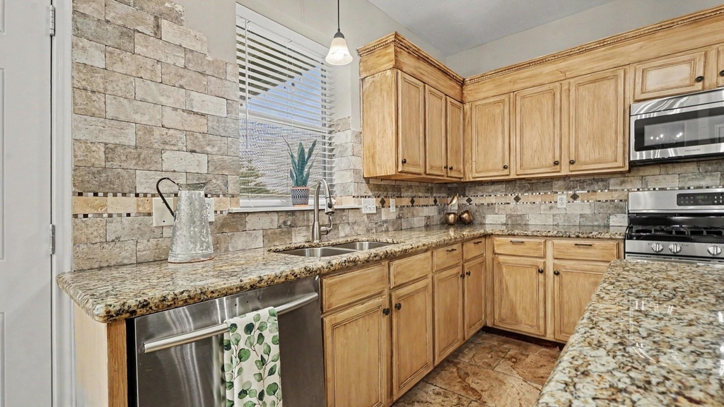 1927 Pinewood Court - Photo 11