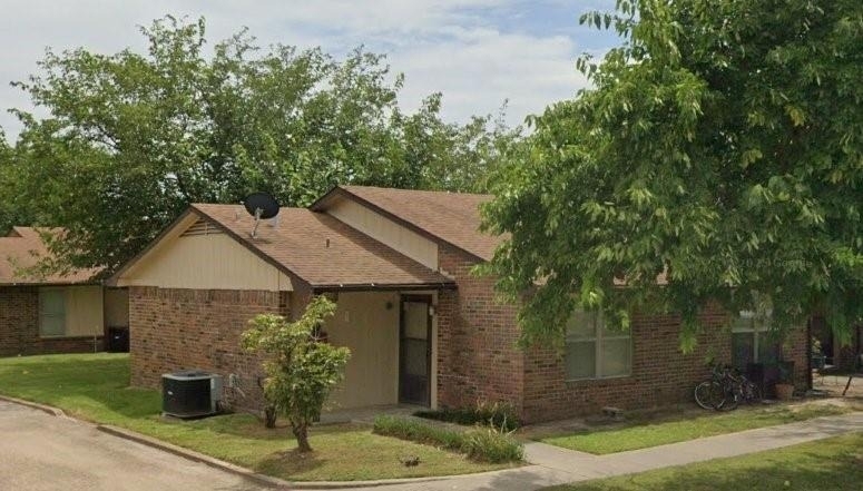 709 W Witt St - Photo 2