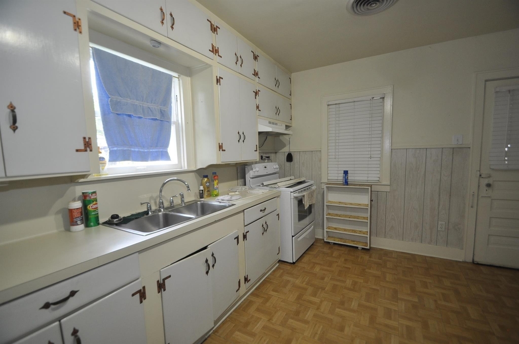 213 E Burress Street - Photo 3