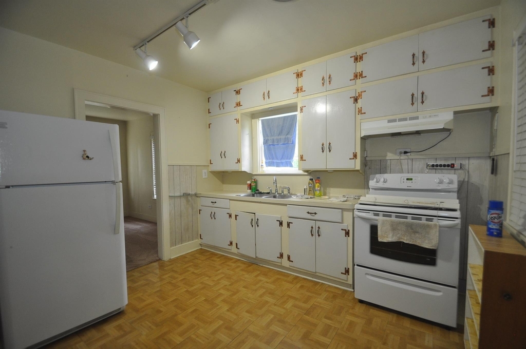 213 E Burress Street - Photo 4