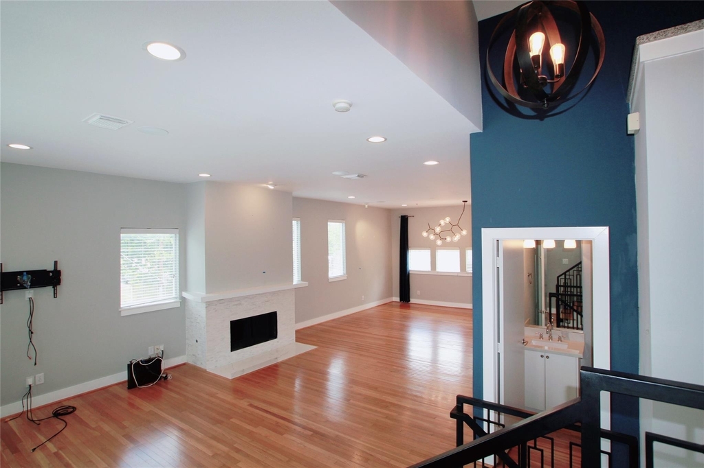 4701 Caroline Street - Photo 3