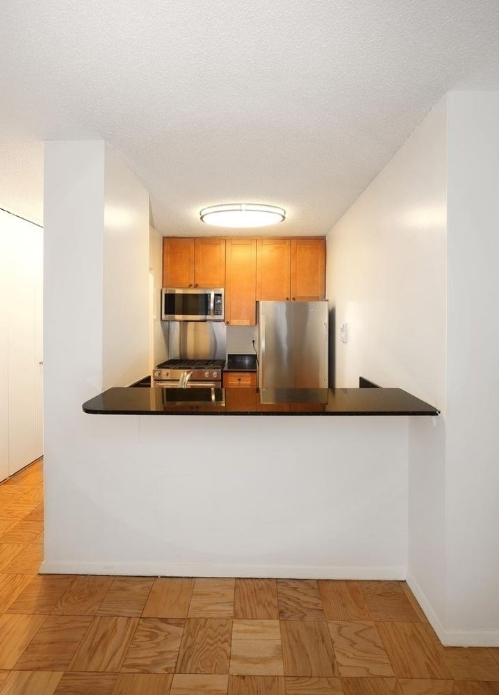 East 34 Street - Photo 3