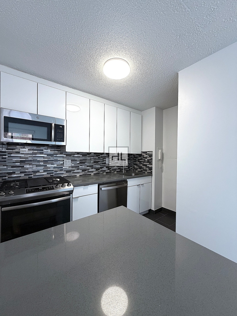 Second Avenue - Photo 1