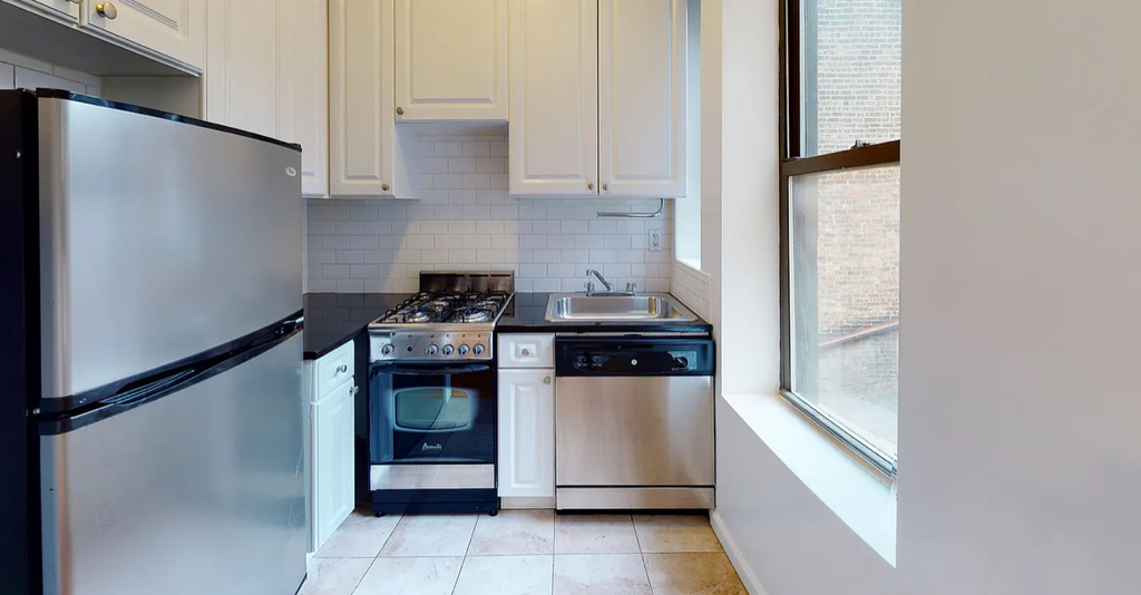 East 65th Street - Photo 4