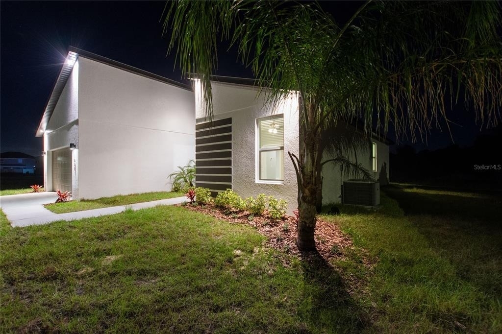 1057 Sabine Place - Photo 3