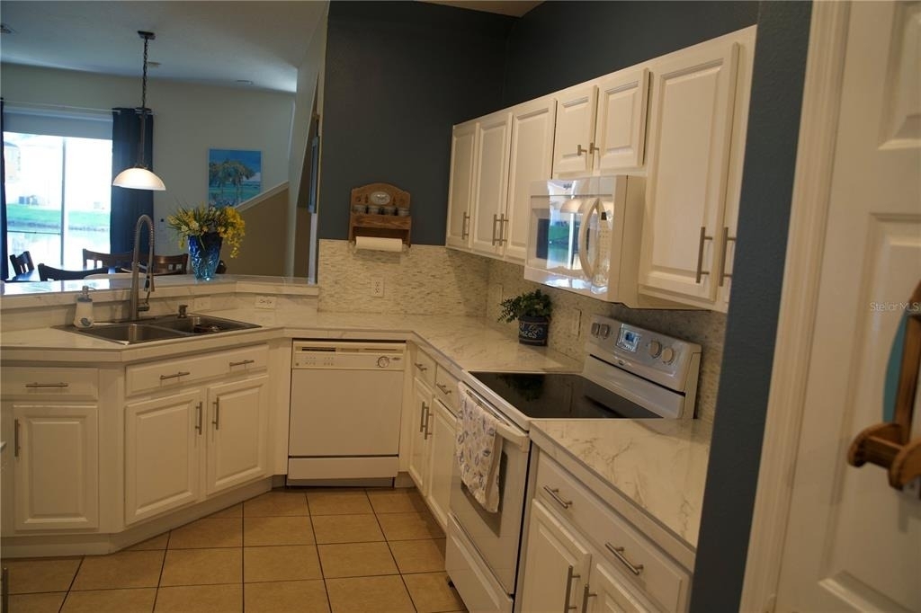 4925 Poolside Dr - Photo 2