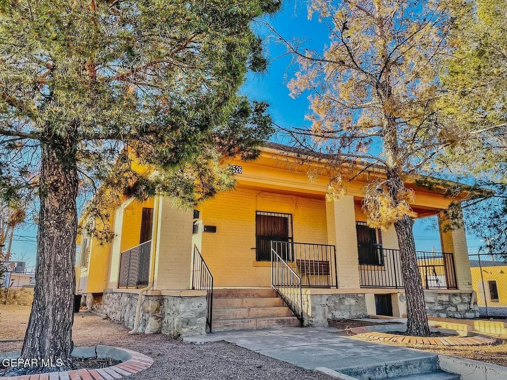 2526 E Yandell Drive - Photo 0