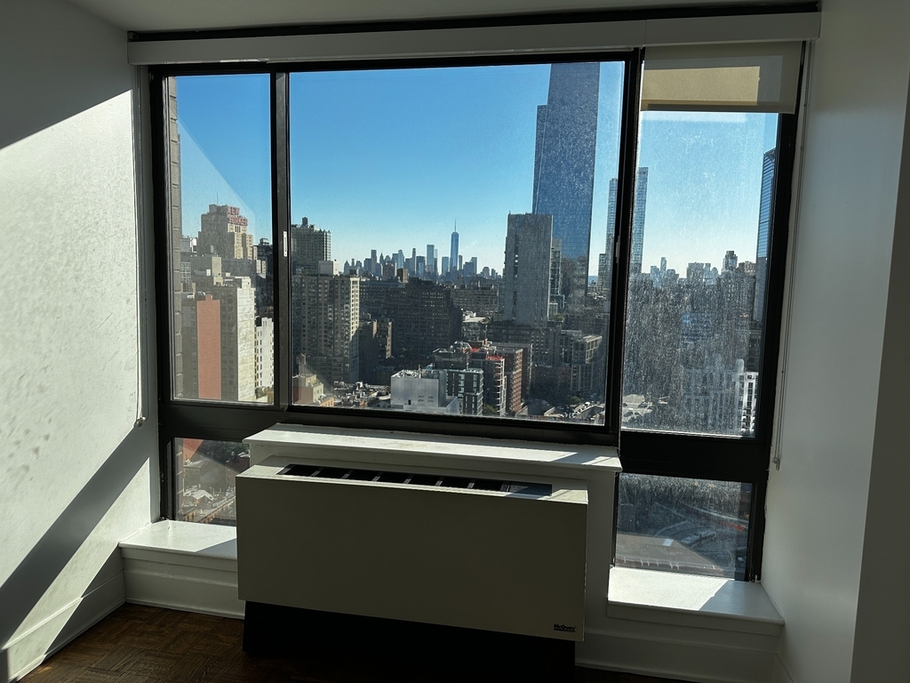 West 42nd Street - Photo 8