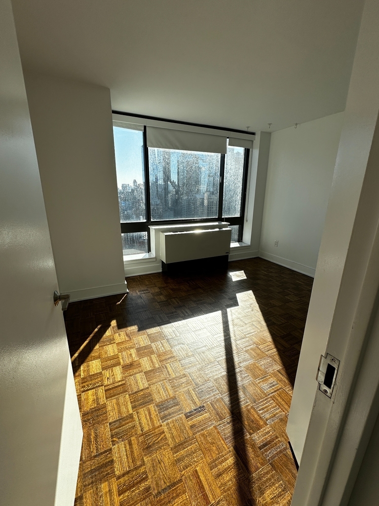 West 42nd Street - Photo 5