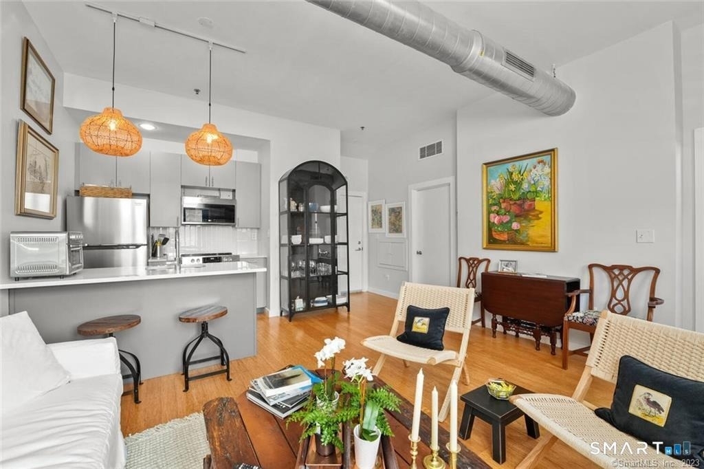 881 Lafayette Boulevard - Photo 0