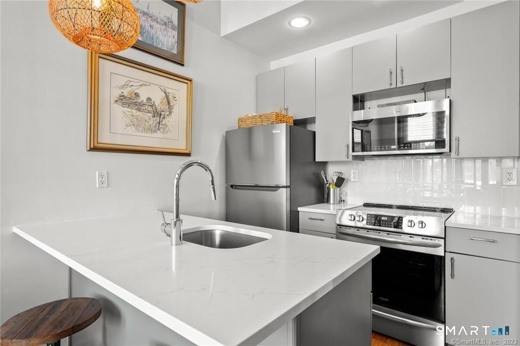 881 Lafayette Boulevard - Photo 6