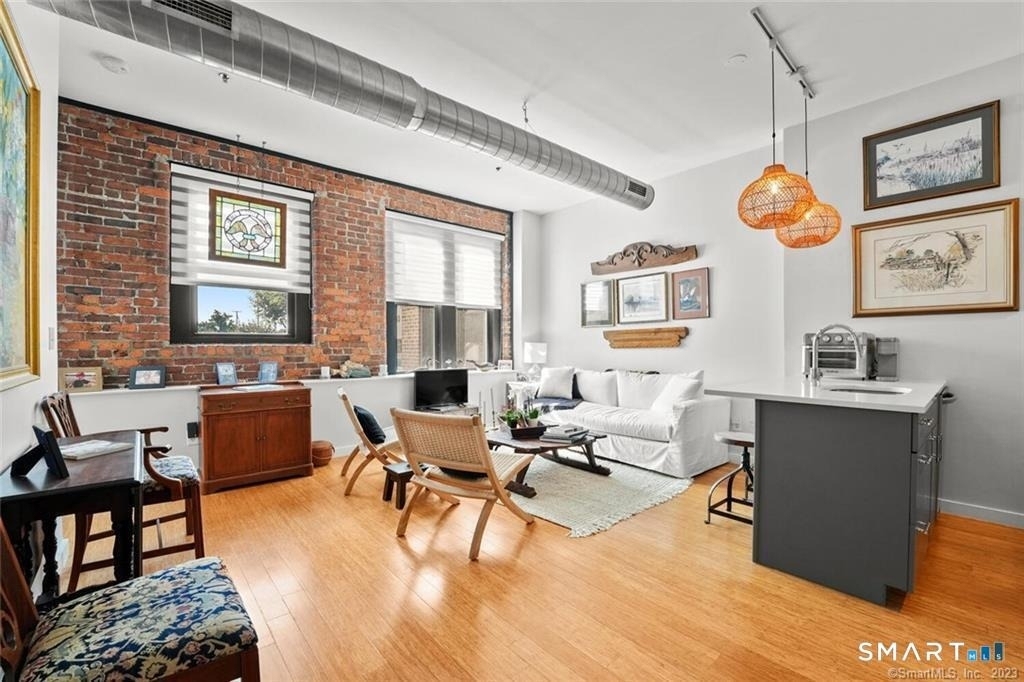 881 Lafayette Boulevard - Photo 5