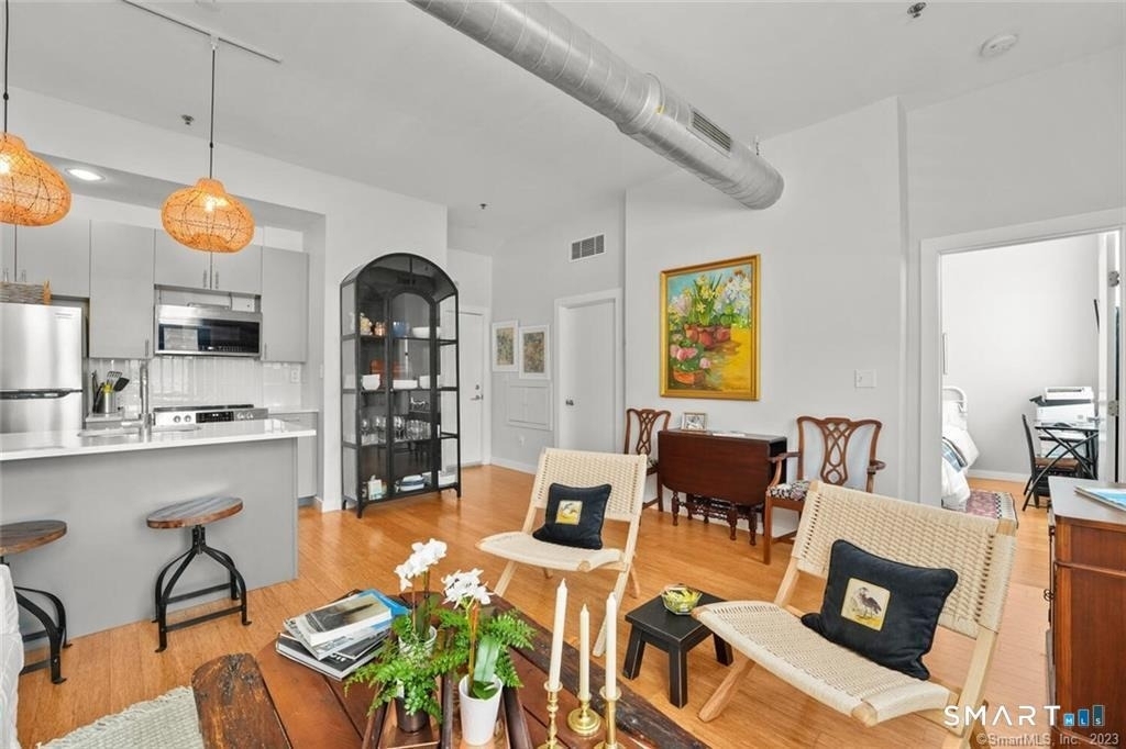 881 Lafayette Boulevard - Photo 2