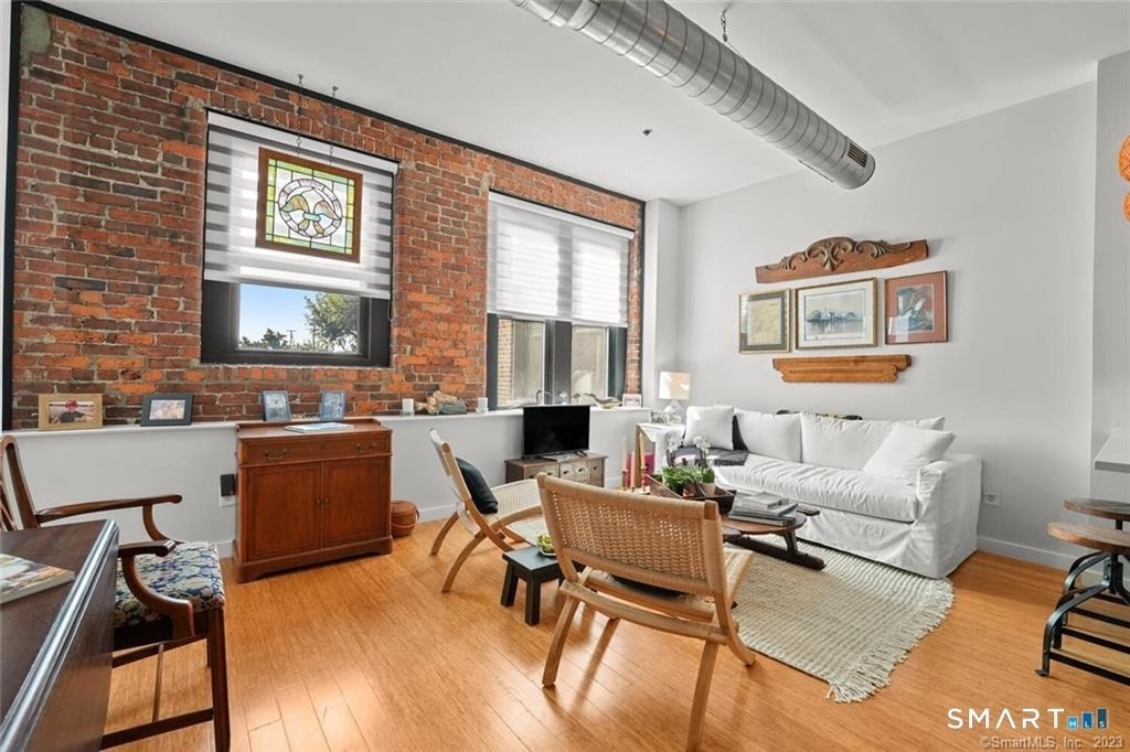 881 Lafayette Boulevard - Photo 4