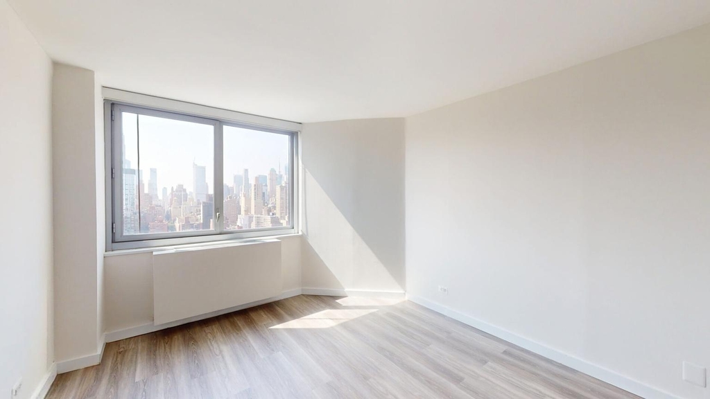 East 34th Street - Photo 3