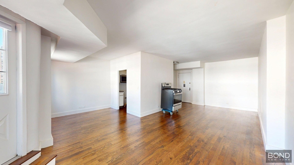 East 63rd Street - Photo 2
