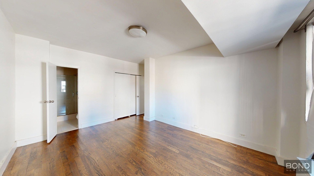 East 63rd Street - Photo 4