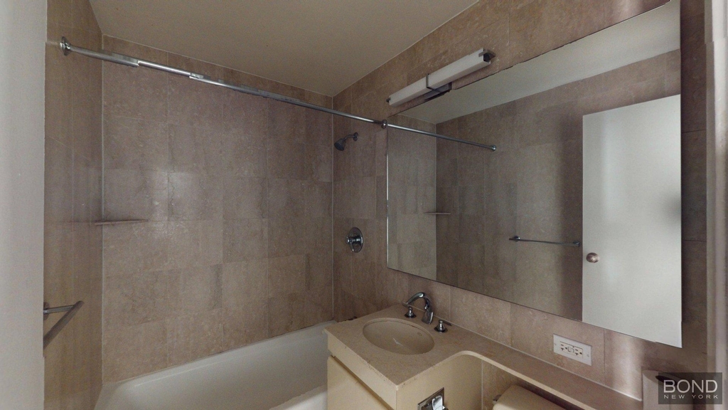 East 63rd Street - Photo 8