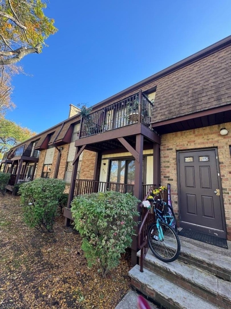 910 N Oaks Blvd - Photo 0