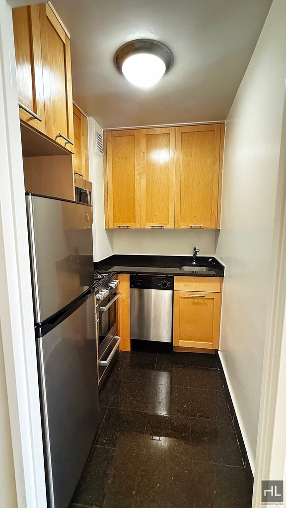 East 36 Street - Photo 3