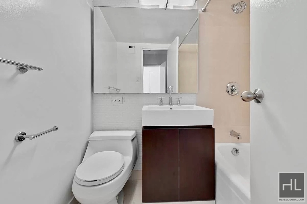 East 63 Street - Photo 5