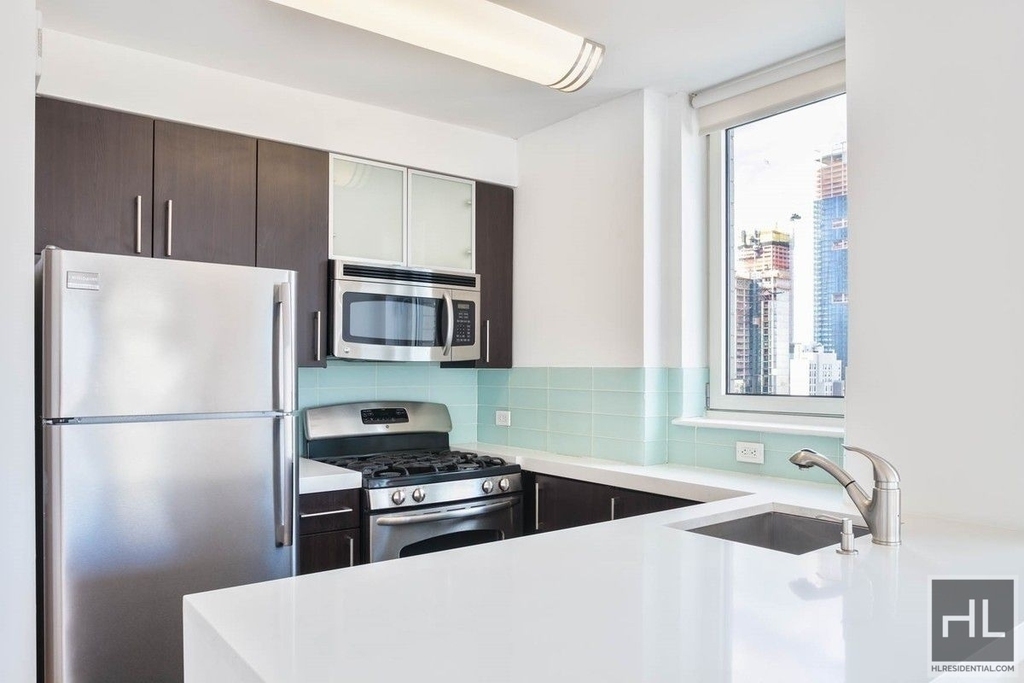 West 37th Street - Photo 2