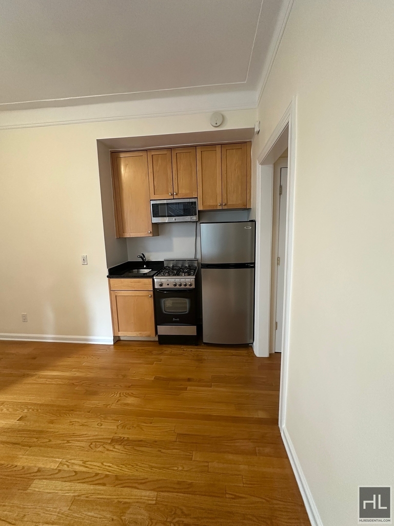 West 13 Street - Photo 2
