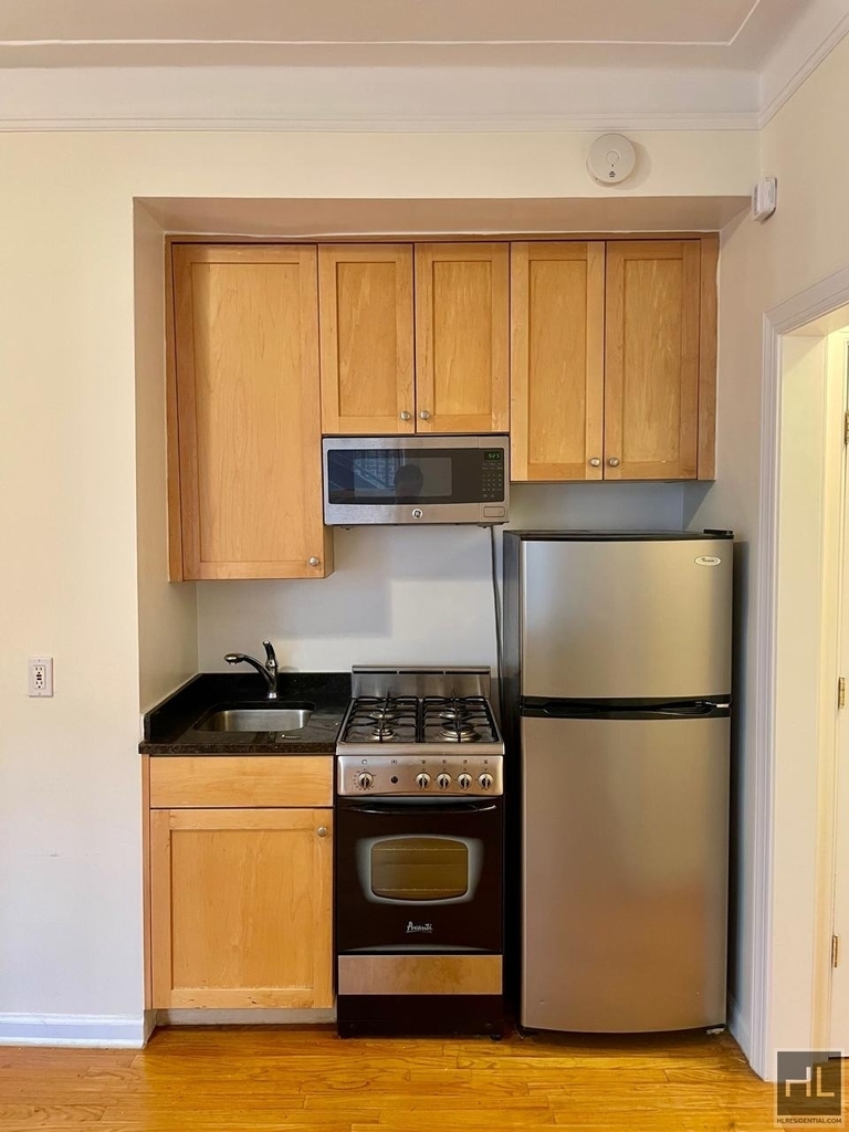 West 13 Street - Photo 4