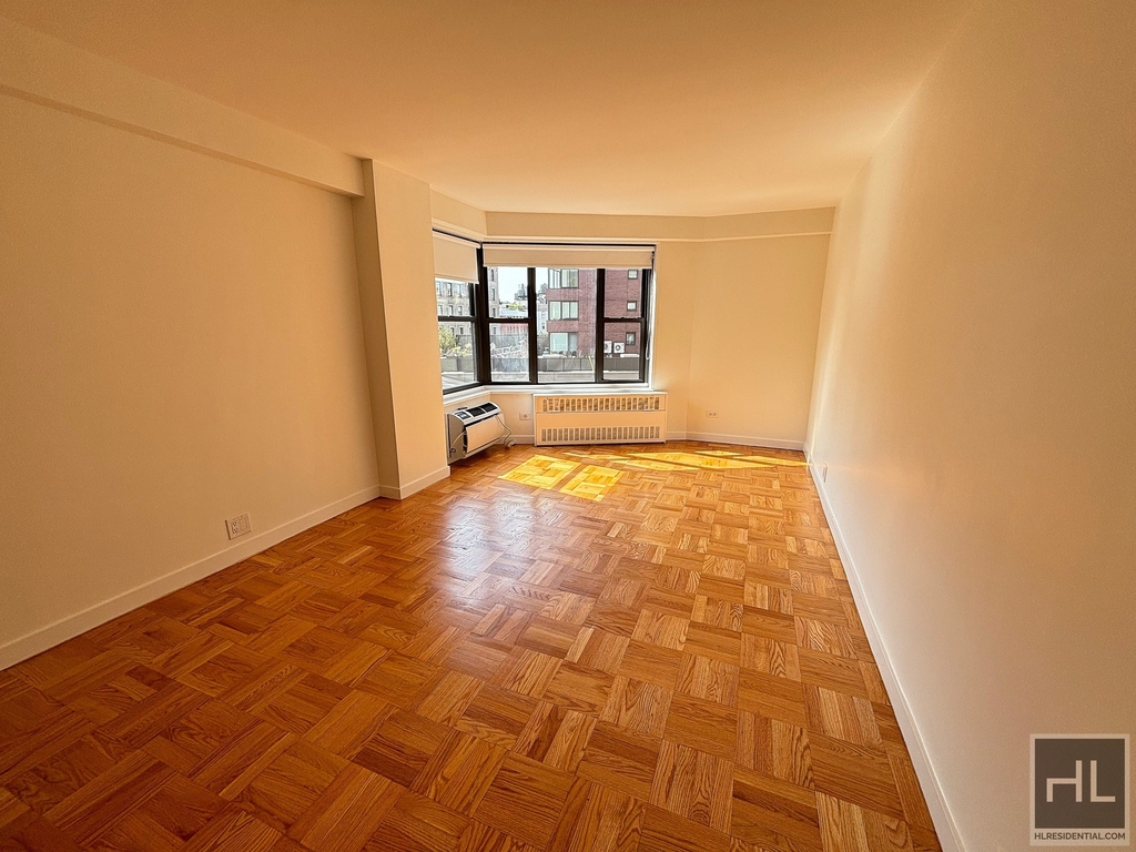 Fourth Avenue - Photo 2