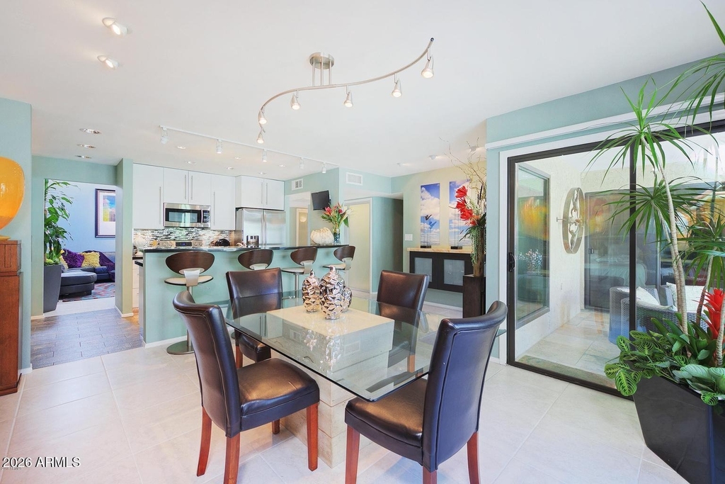 110 W Victoria Square - Photo 11