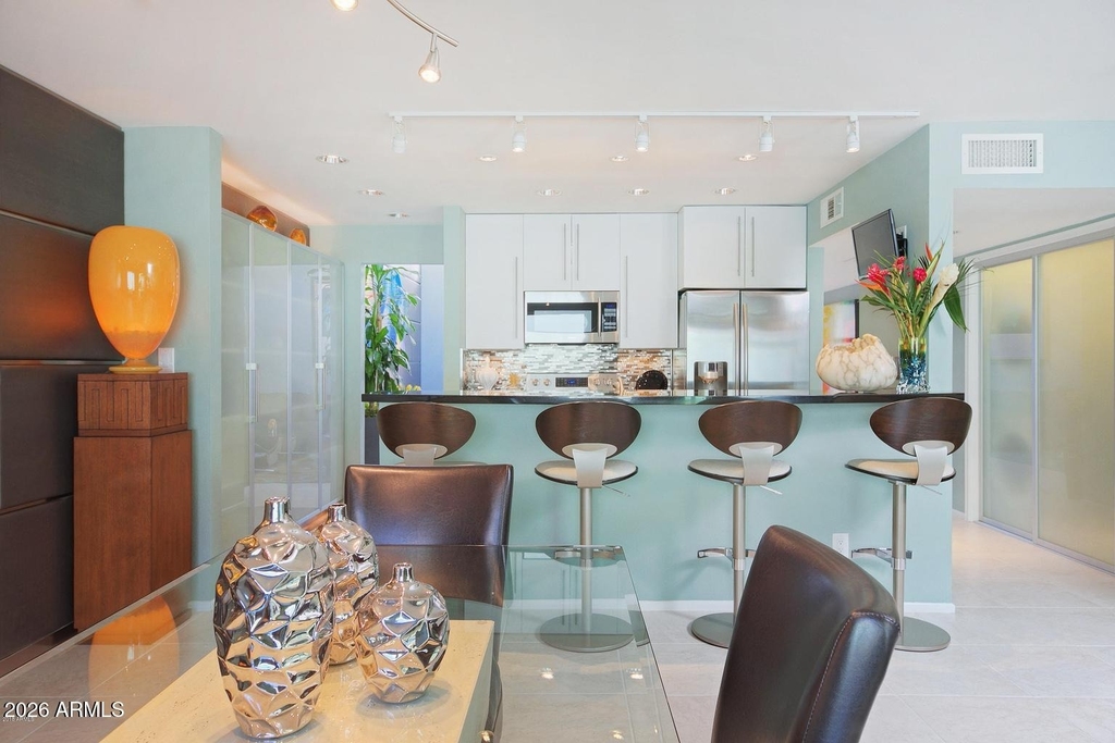 110 W Victoria Square - Photo 26