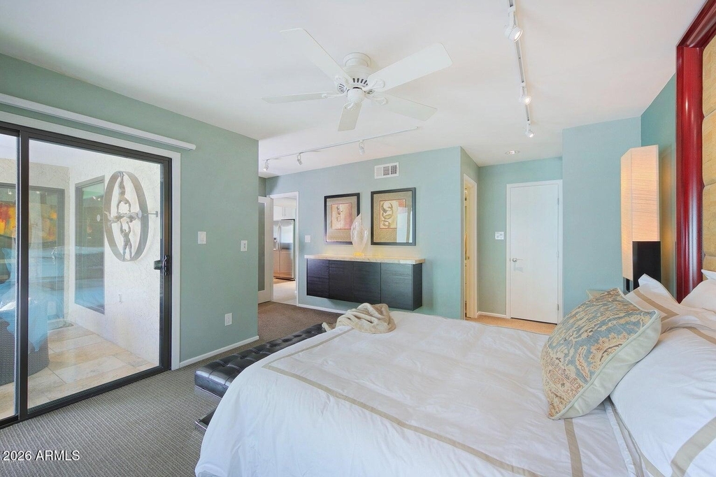 110 W Victoria Square - Photo 18