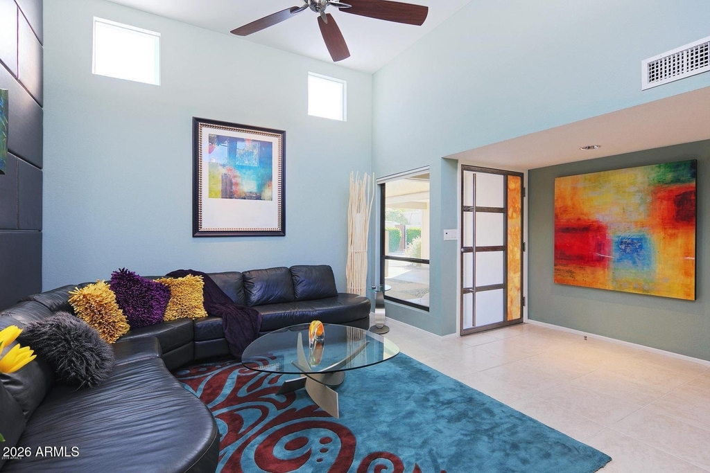 110 W Victoria Square - Photo 5