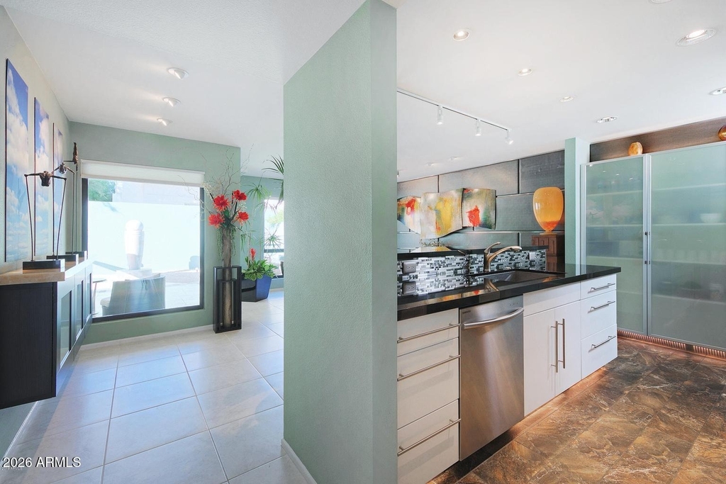 110 W Victoria Square - Photo 6