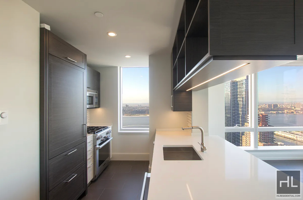 10th Avenue - Photo 0