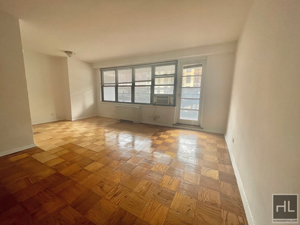 E 82 St - Photo 1