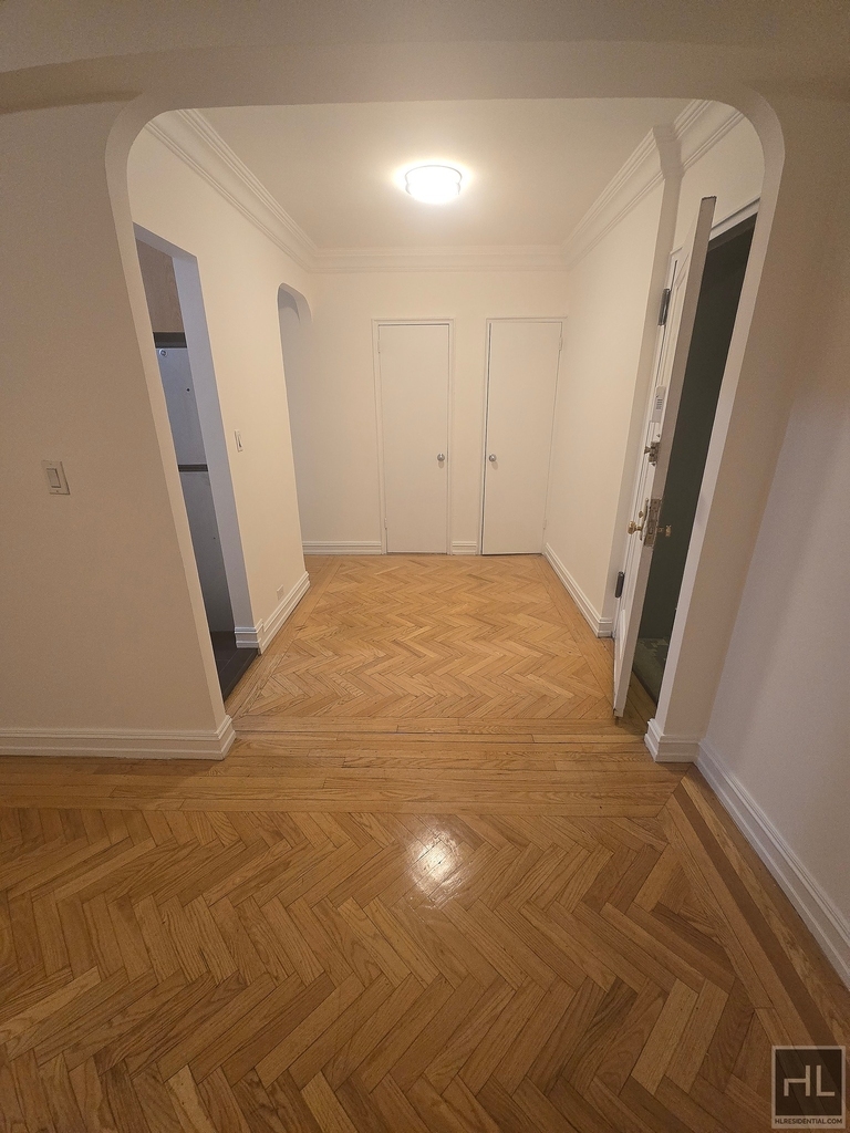 York Avenue - Photo 2
