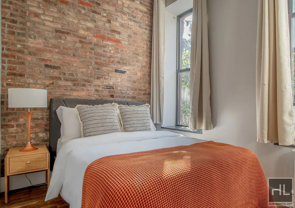 Mott Street - Photo 1