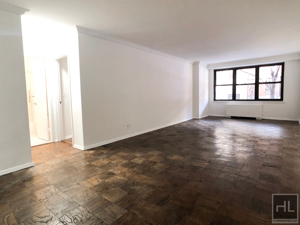 E 82 St - Photo 1